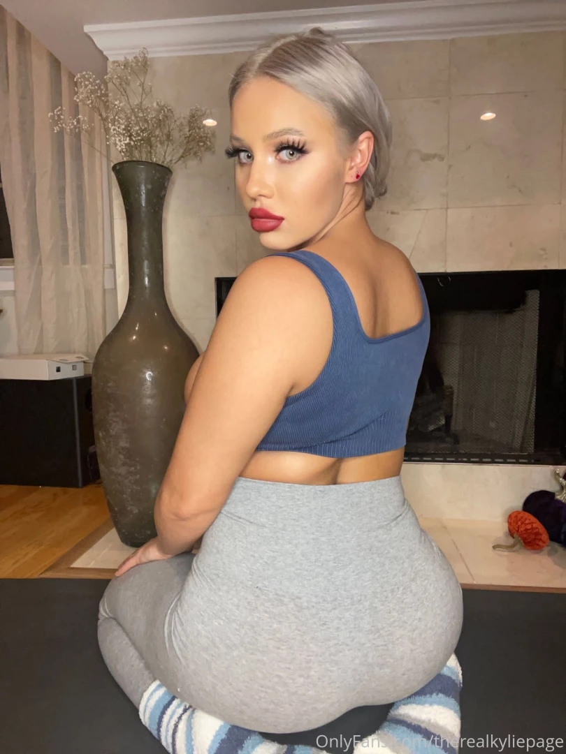 If you wanna see a close up picture of my pink pussy drop a in my dm 