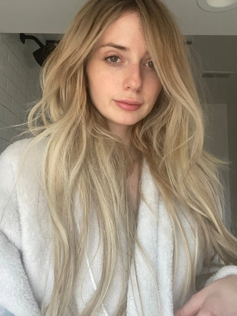 Some rare makeupless pics 