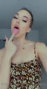 E io t i gave your girlfriend cunnilingus on my couch