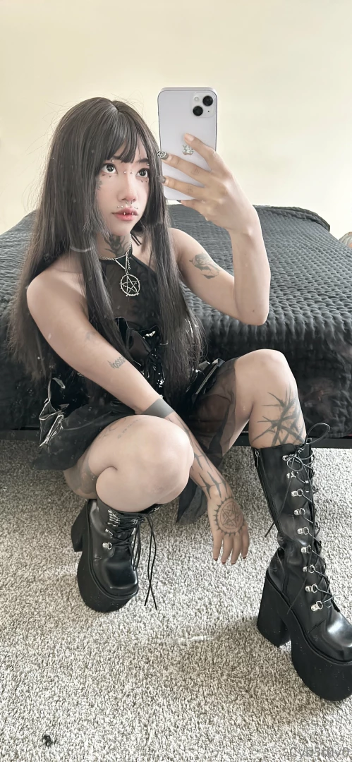 You like this dark outfit 