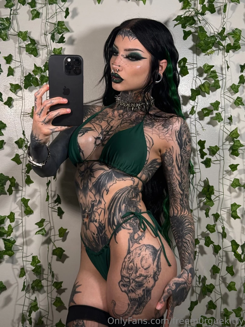 Do i look good in green m0rguekitty 