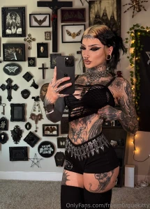 Click here m0rguekitty to see my curves except with no clothes on