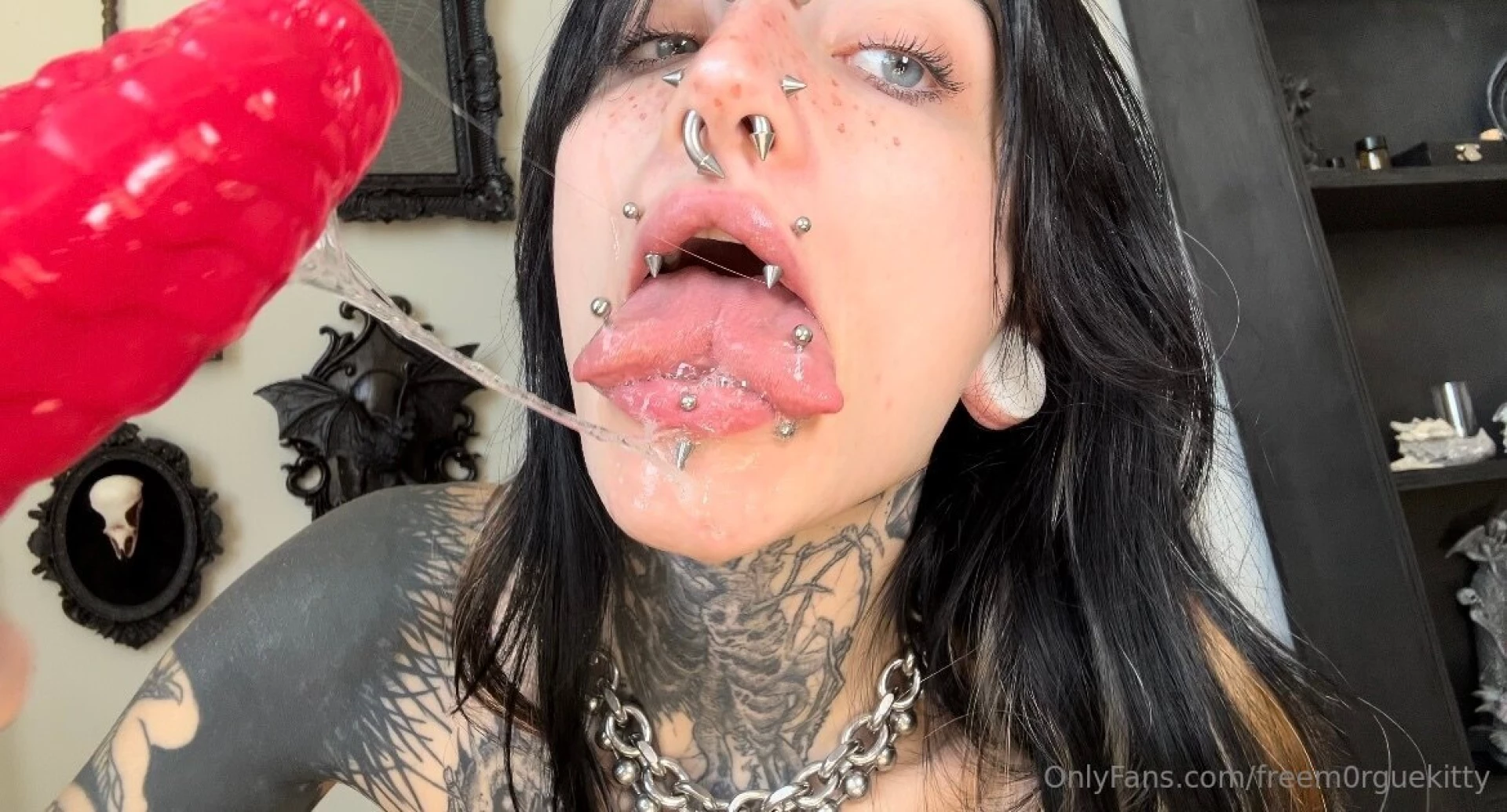 Super up close and personal sloppy split tongue blow job on a dildo 