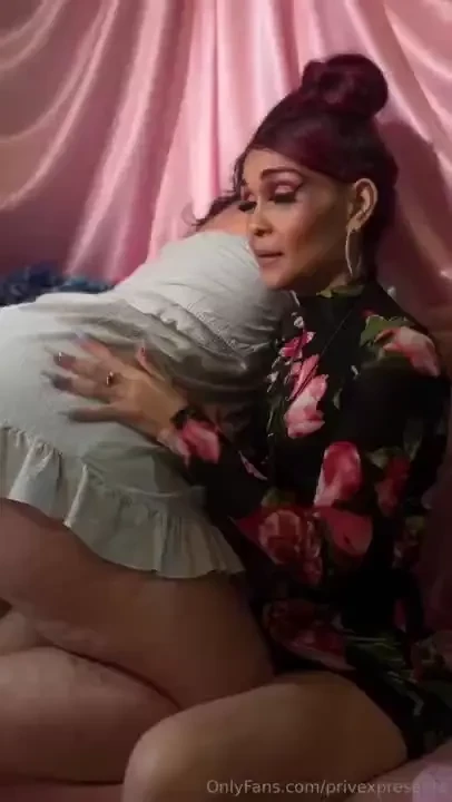 Rosie_cheekz had carlitascakes bend her over her knee 
