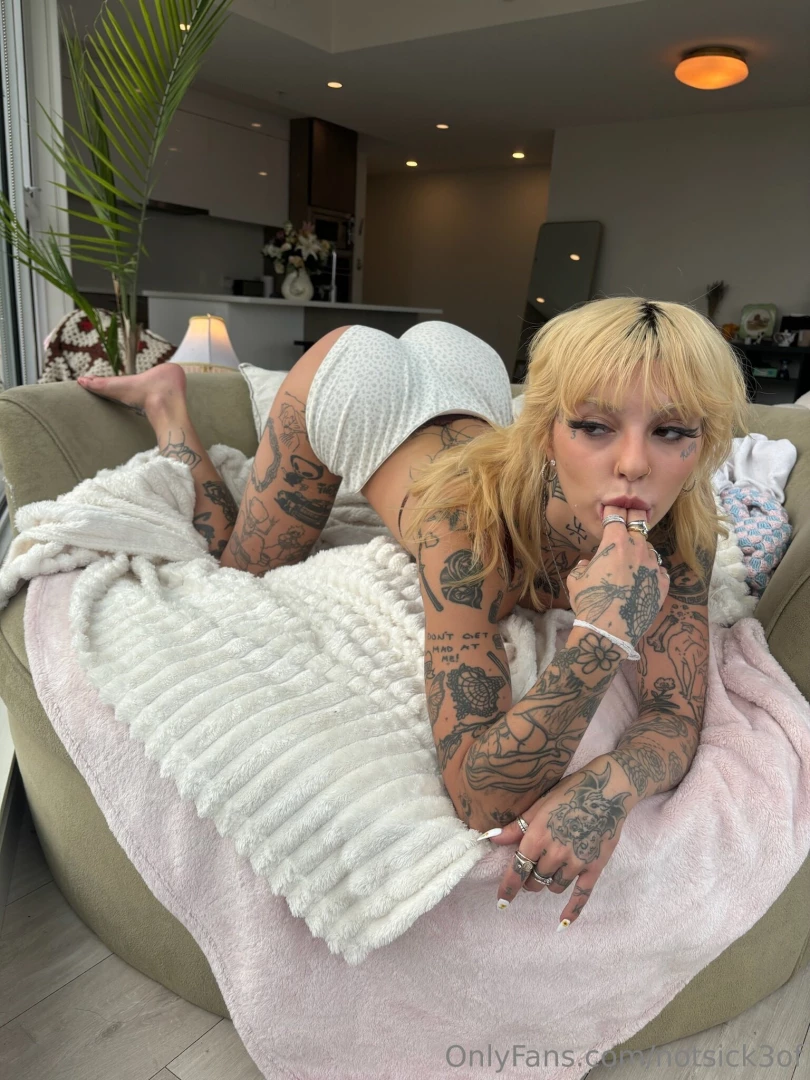 Message me on my vip page and lets see how many times i can make u cum 