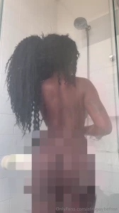 Quer tomar um banhinho comigo estou molhadinha rs