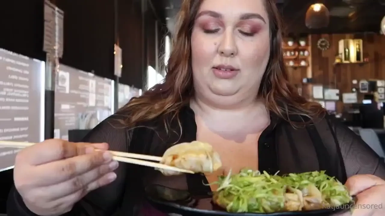 Lmfaooo facts if i dont hold plates up by my boobs i am full of crumbs 