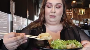 Lmfaooo facts if i dont hold plates up by my boobs i am full of crumbs