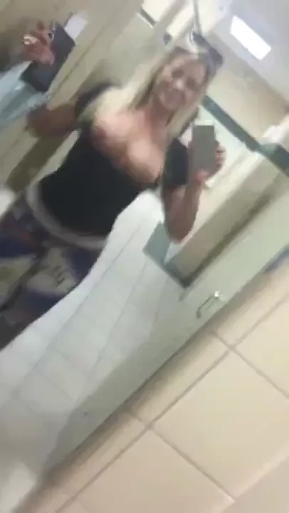 Tittie bouncing at frys 