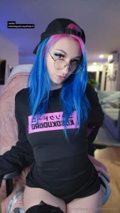 I am live rn 3 come hang out in my stream