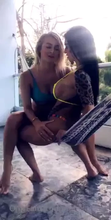 Getting naked and cumming with modelmelissalyn in your dms right now 