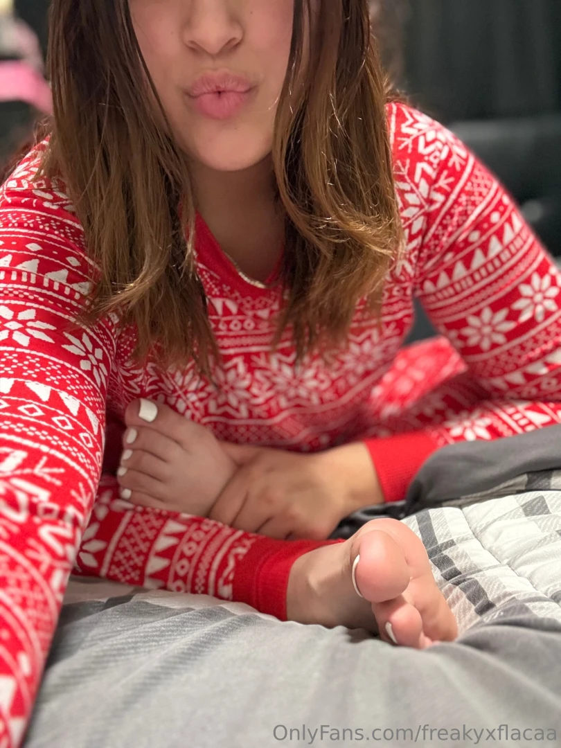 Who wants more feet content i promise my toes are cute with pretty 