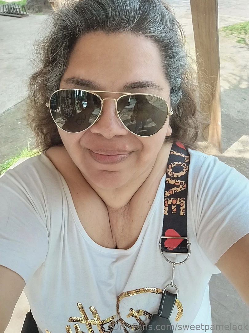 Sale el sol en la esquina de mi casa y salgo a ver a mi amor que pasa 