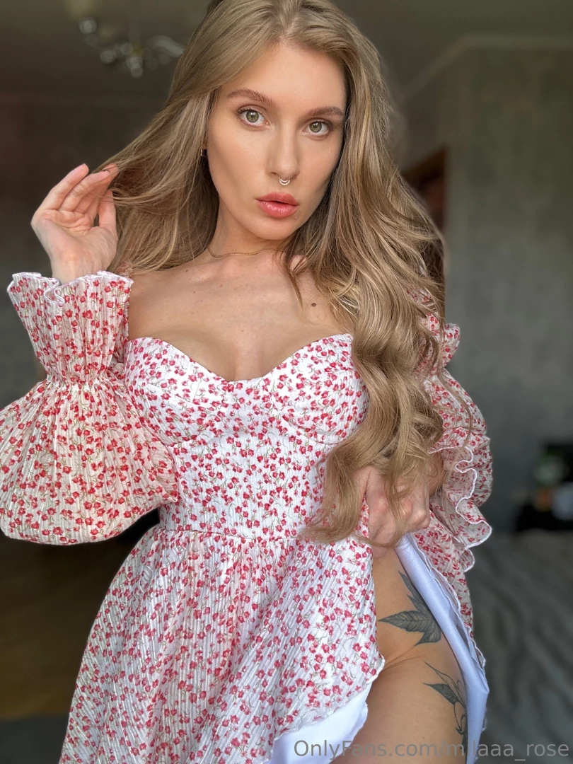 This dress is so delicate and feminine hehe 