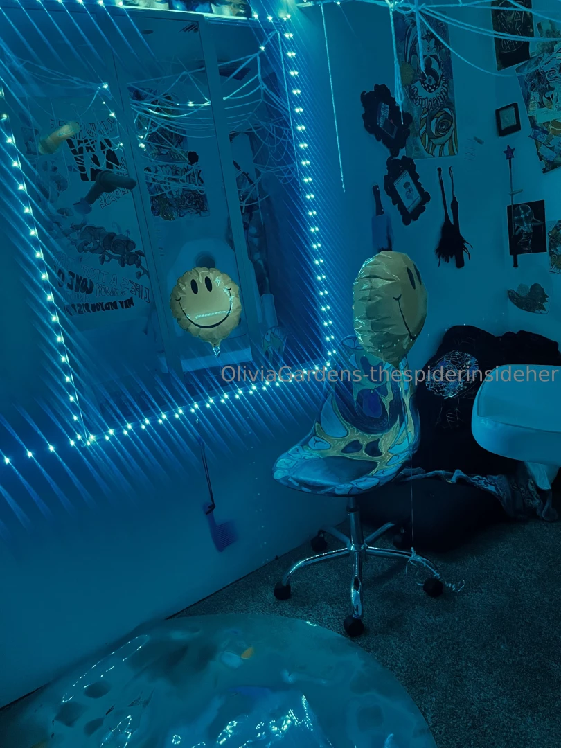 My cam studio is soooo cute i really love it in there the massage 