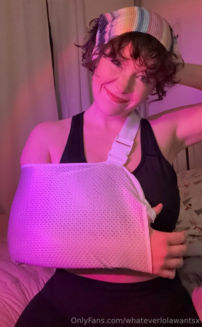 Guyssssssss i dislocated my shoulder i m about to stream for a little 