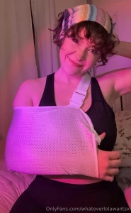 Guyssssssss i dislocated my shoulder i m about to stream for a little