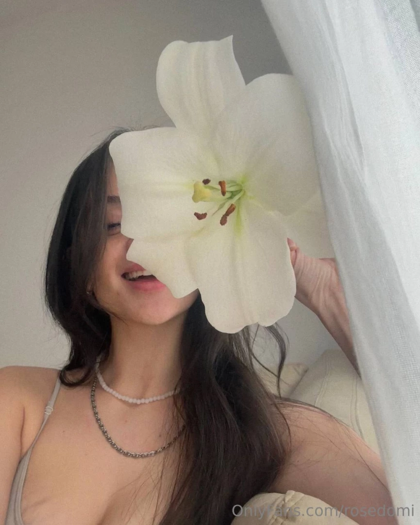 I adore when there are always flowers at home 