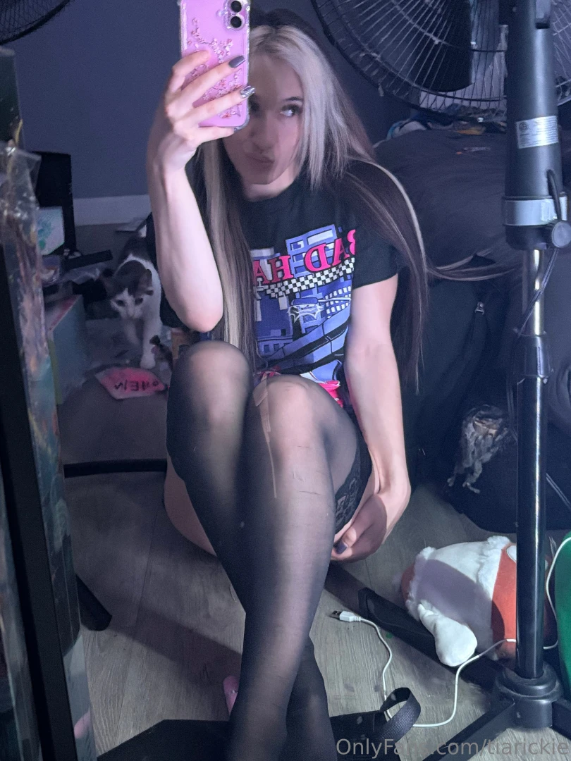 How could u not wanna see more i know u wanna see me move my legs and 