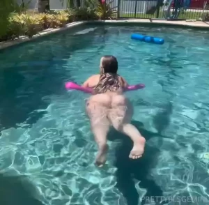 What did you look at first fyp tits ass pool pixels feet footfetish
