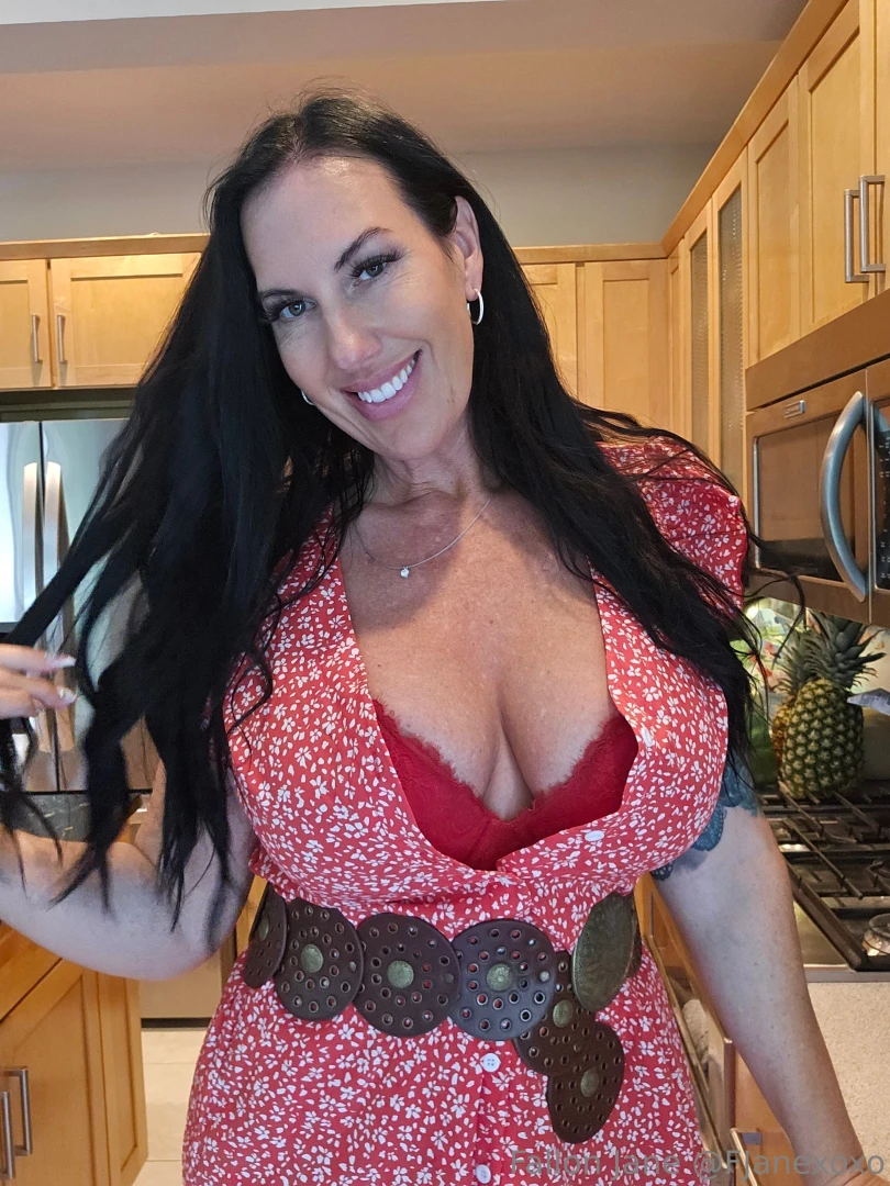 Want to see what s under this dress join my vip page now fjanexoxo 