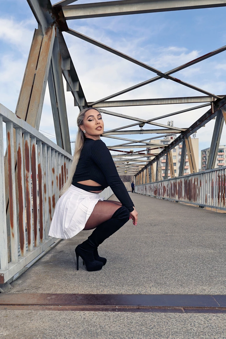 Do you have your camera ready i can show you various posing styles and 