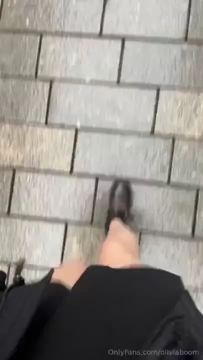 When i m getting ready when i m going back home my stockings have part 1 