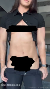 Who can help me to take my pants off completely p s i promise on my