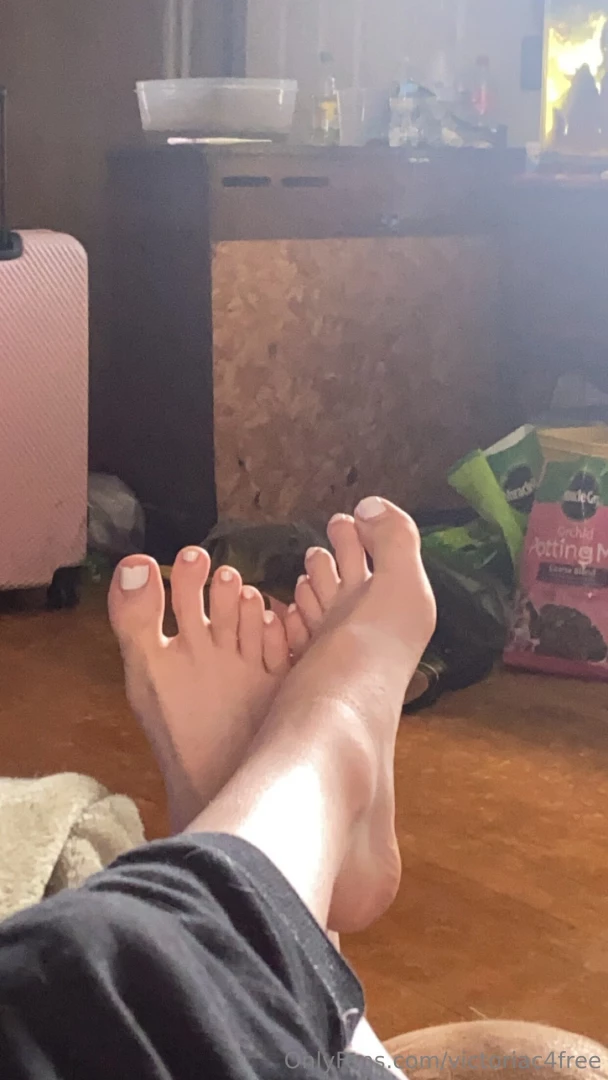 victoriac4free1 - This one s for the feet and cumshot lovers 