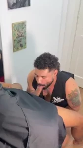 A quick blowjob after a haircut makes all the difference