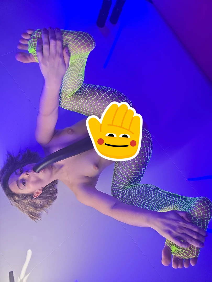 Sucking my toes and my big black slink 