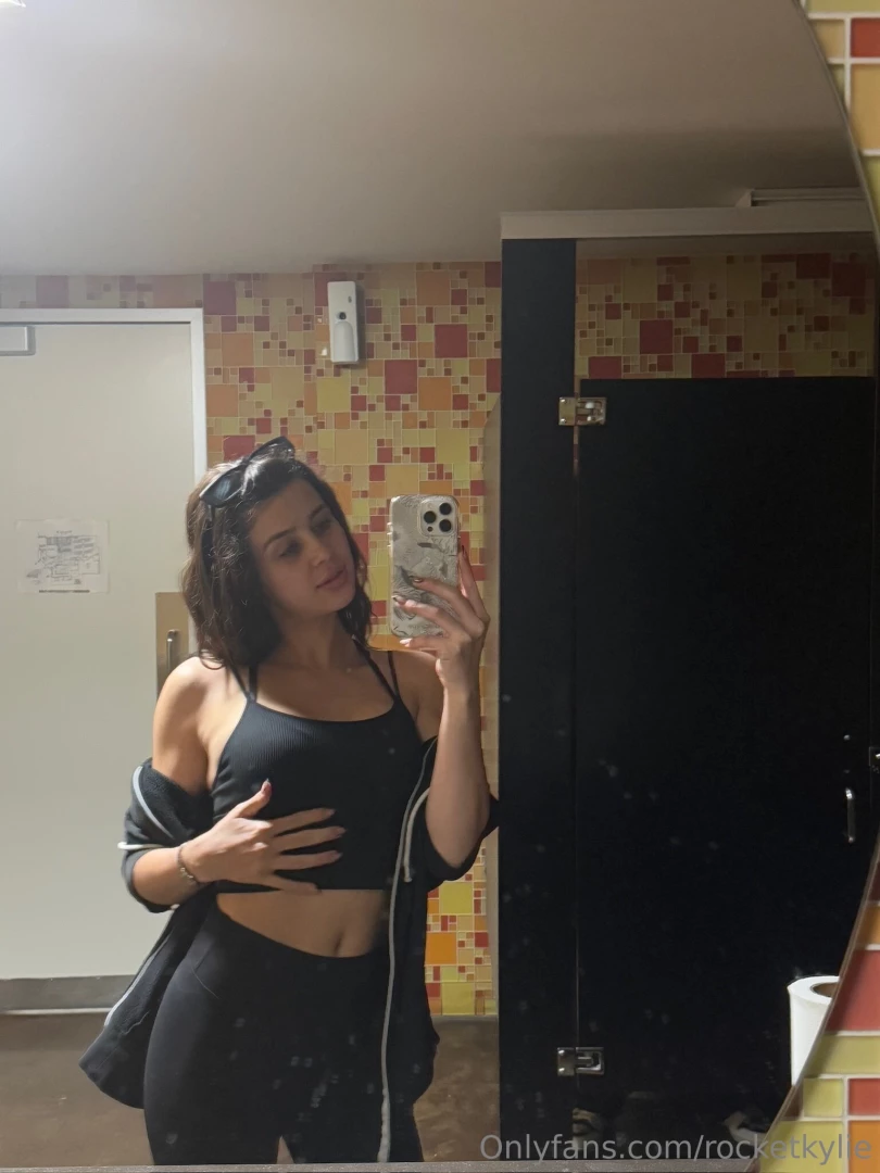 Let s have a quickie in the bathroom 