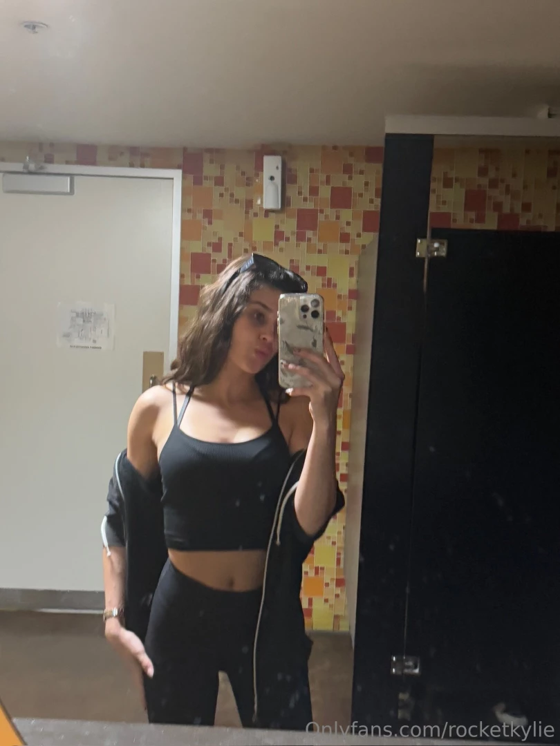 Craving a bathroom quickie hehehe 