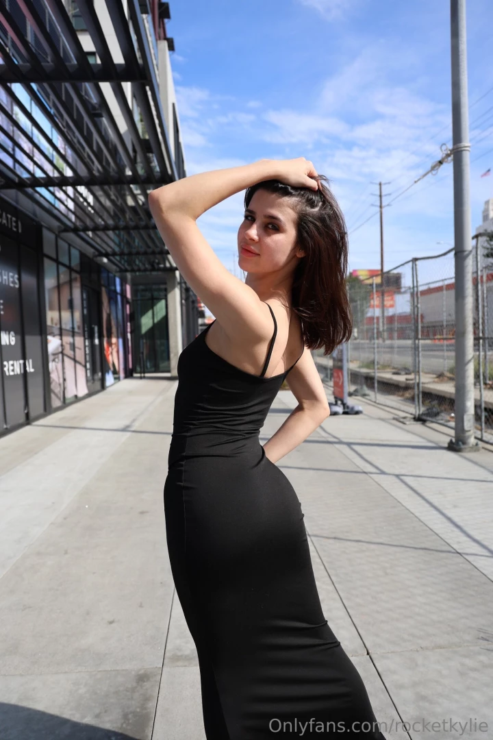 What re you doing when you see me outside like this 