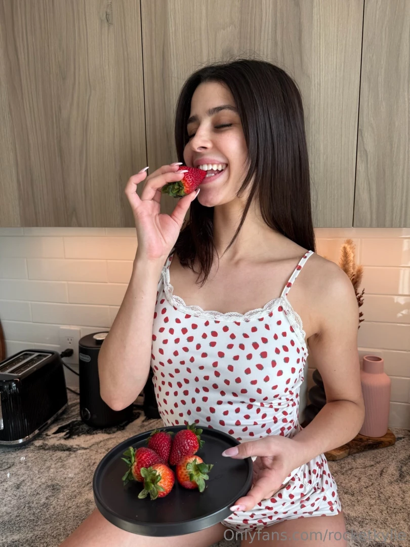 Breakfast is served baby you hungry 