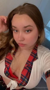 I m the kind of girl who blushes when u call her cute and drips when u