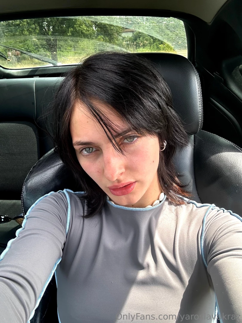 Making eyes in the car 