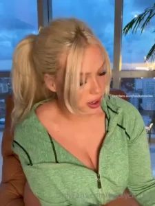 10 whole minutes of this tight pussy squirting in your dms now