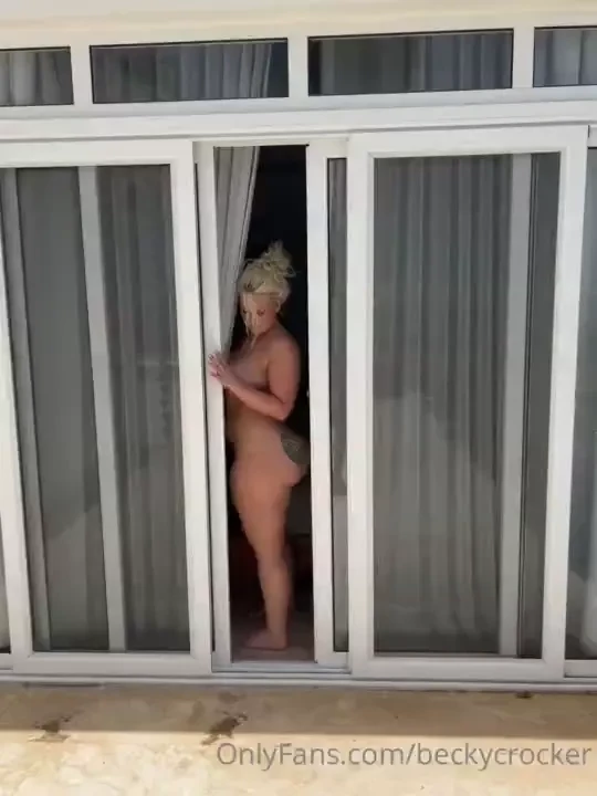 Come here naughty boy come get a piece of this yummy ass 