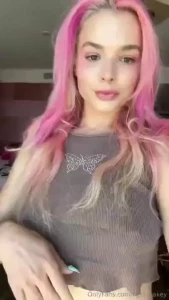 This top with no bra tho