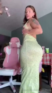 Another fire video twerking teasing and stripping down my sexy green