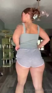 Twerking to music woooooh