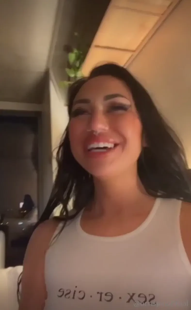 Lesbian hotel sex met this hot chick in the hotel bar and invited her 