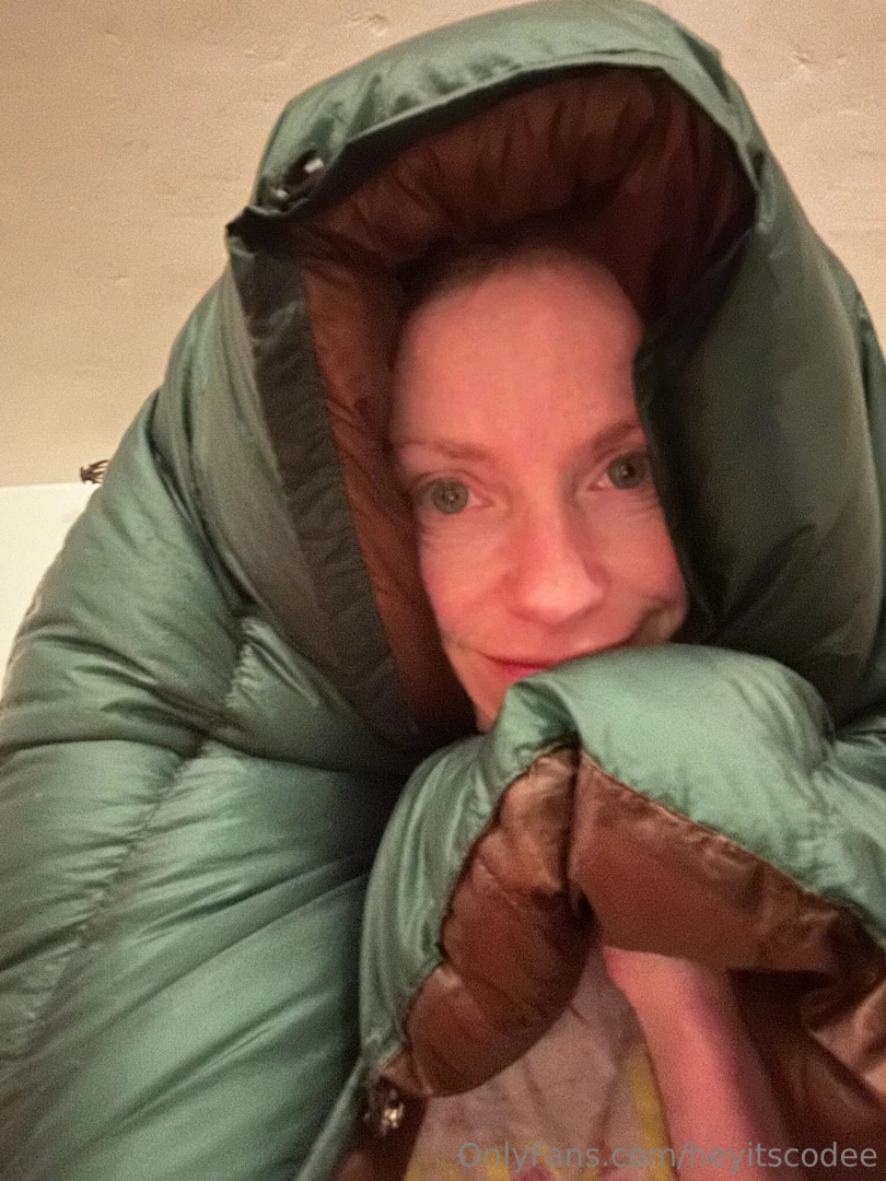 Cozy vibes come cuddle under the blanket w me 