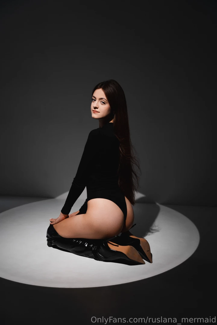 Just finished a hot photoshoot wanna see more slide into my dms baby 