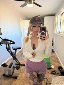 How does anyone work out with a mirror right in front of them it makes