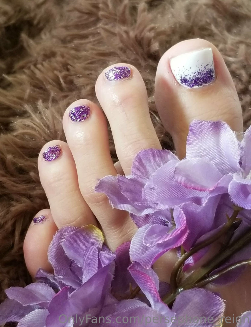 I desperately need a pedicure so i can take more lovely foot photos 