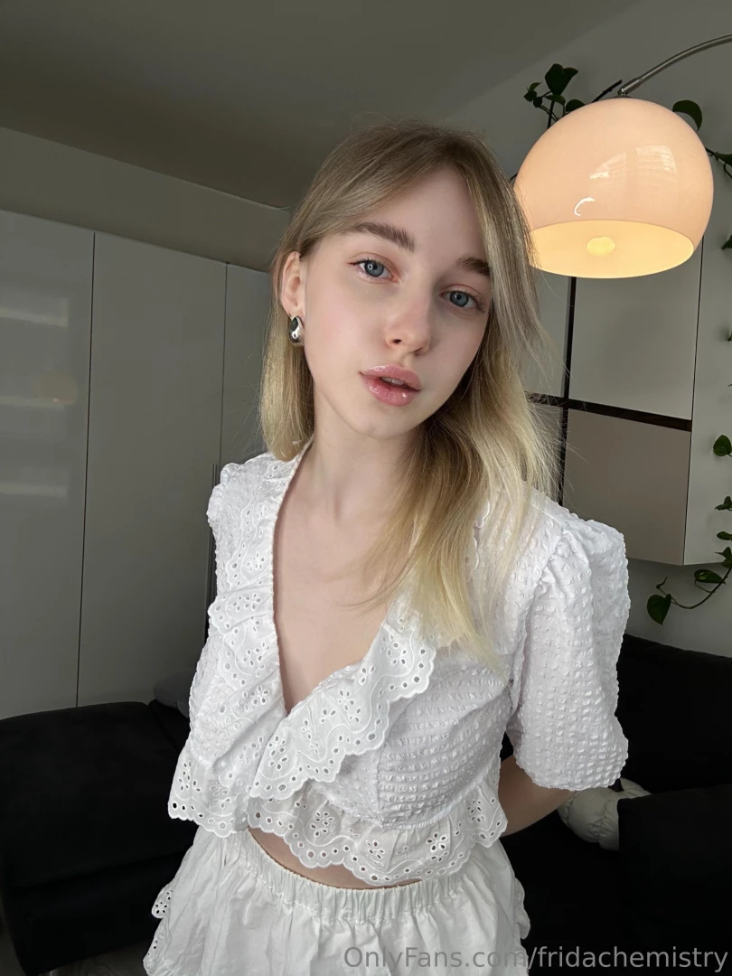 This is how a chemistry teacher looks like before class 