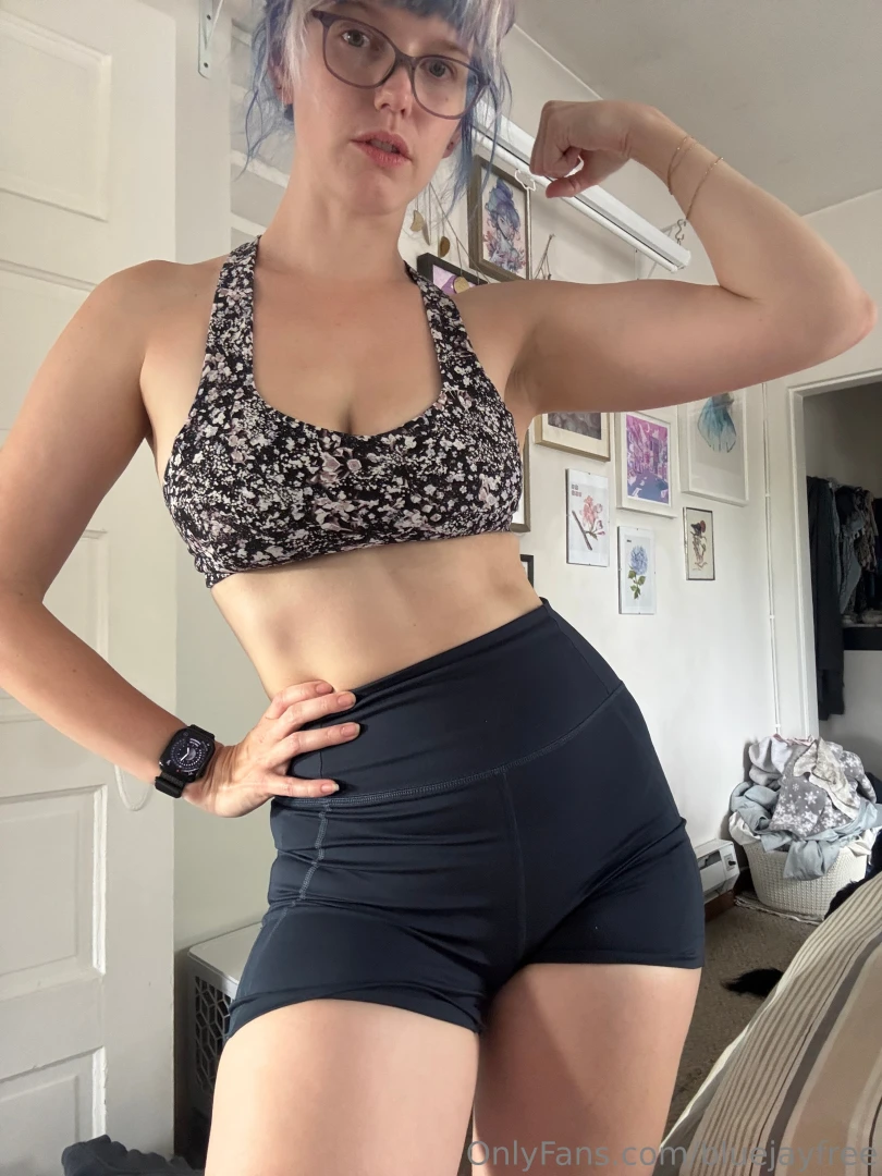 Literally cannot get over my abs in this one post-gym crazy hair 