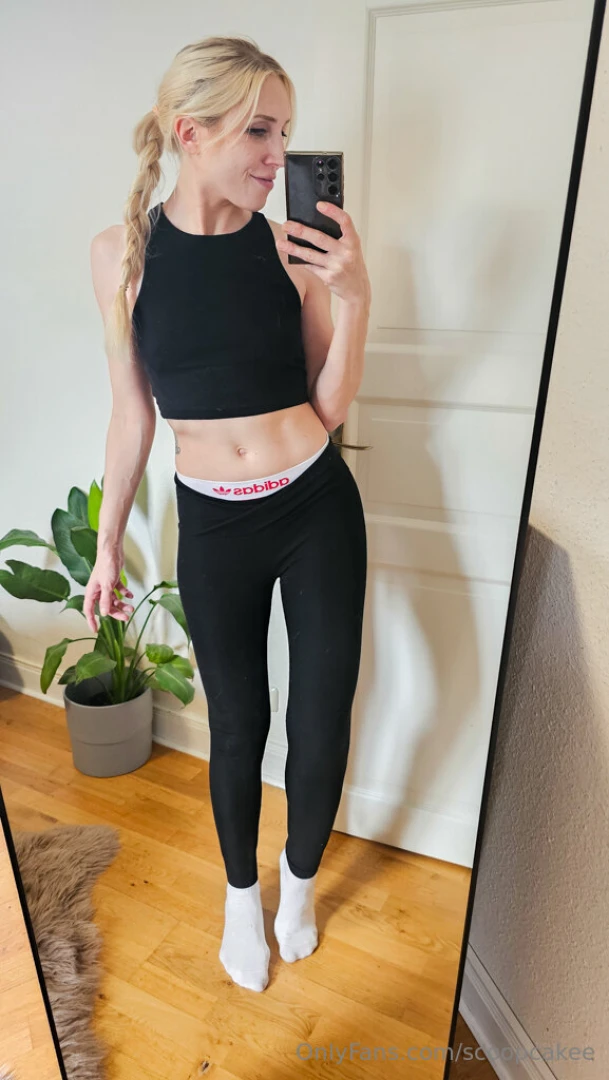 Starting the week in tight leggings and no panties just how you like 